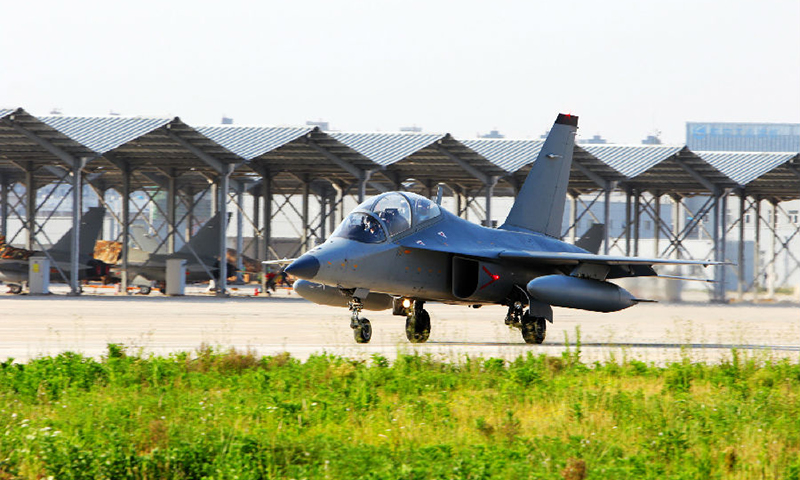 4月27日，航空工業集團洪都多架L15戰斗教練機順利交付客戶，完成疫情期間首次轉場，實現全產業鏈復工復產。