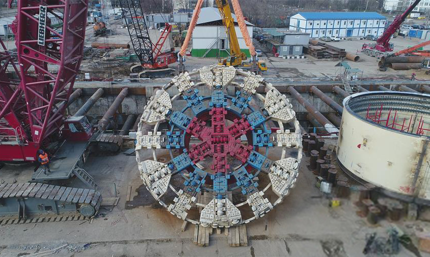 3月23日，在俄羅斯首都莫斯科的施工現場，“勝利號”盾構機的刀盤在吊裝中。 新華社發