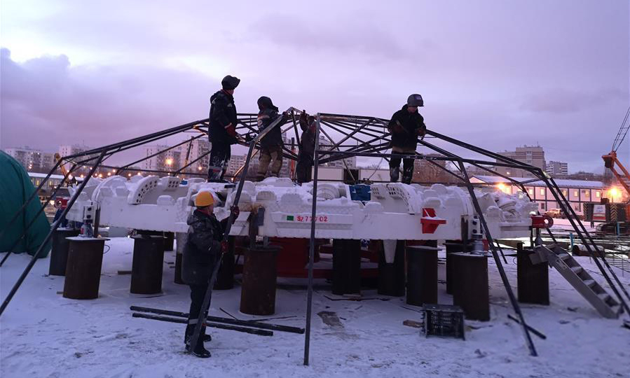 2月6日，在俄羅斯首都莫斯科，工人進行盾構機刀盤焊接。 新華社發