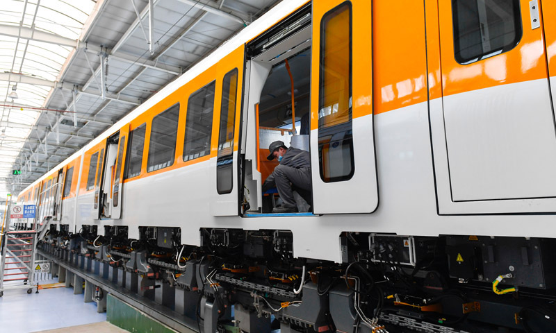 圖為4月29日，中車長客股份公司職工對新型中低速磁浮列車進行調試整備工作。（新華社記者 許暢 攝）