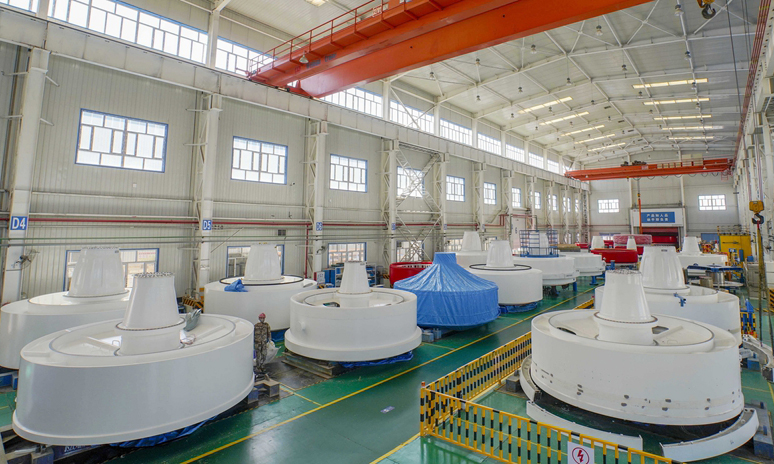4月25日，在哈密中車新能源電機有限公司生產廠房，工人安裝直驅永磁風力發電機。（新華社記者 趙戈 攝）