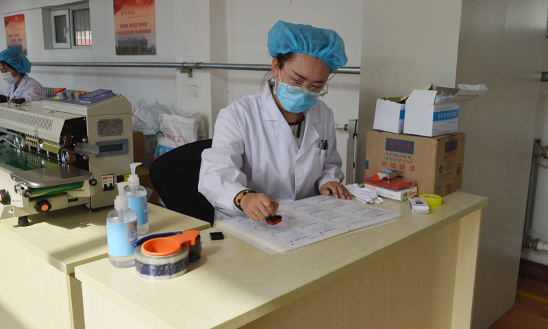 圖為口罩生產車間一隅。