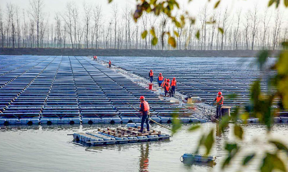 4月，湖南益陽，由中國能建浙江火電、華東院聯合EPC總承包建設的華銀益陽北港長河漁光互補光伏電站施工現場，一片盎然的春意。