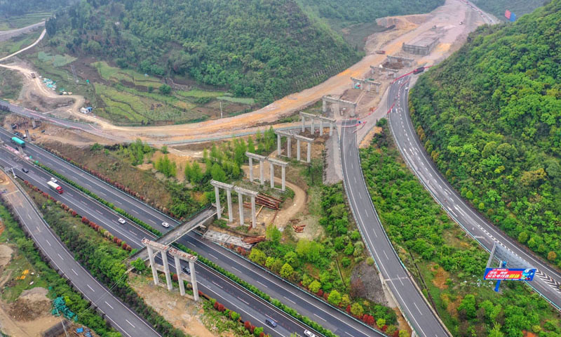 近日，由中鐵四局承建的貴州都勻至安順高速公路實現全面復工復產，施工方在做好疫情防控工作的同時，穩步推進工程進度。圖為4月8日拍攝的建設中的都安高速巖坡哨特大橋。（新華社記者 劉續 攝）