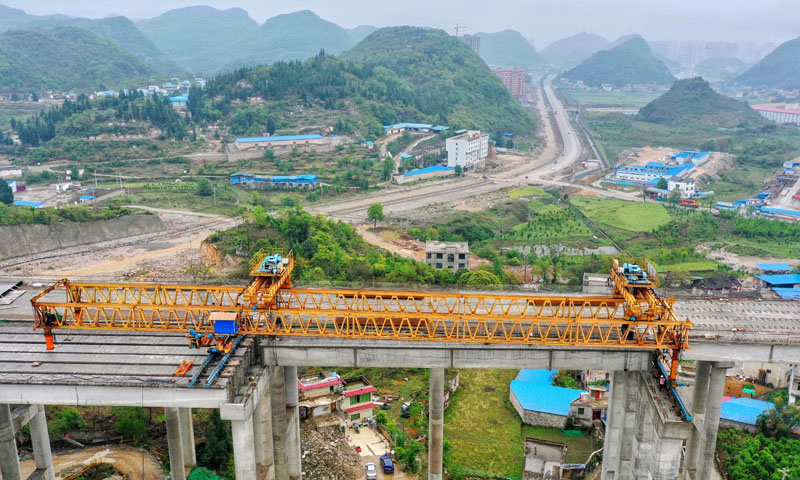 圖為4月8日拍攝的建設中的都安高速巖坡哨特大橋。（新華社記者 劉續 攝）
