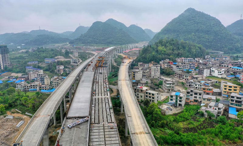 圖為4月8日拍攝的建設中的都安高速巖坡哨特大橋。（新華社記者 劉續 攝）