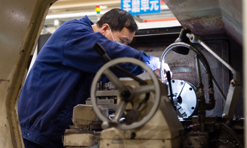 4月3日，工人在位于湖北襄陽的江山重工生產車間工作。新華社發（謝劍飛 攝）