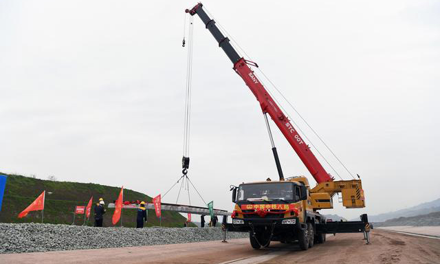 4月2日，首組12.5米的軌排穩穩落在龍盛車站路基上，標志著重慶鐵路樞紐東環線正式進入鋪軌施工階段。（新華社記者 唐奕 攝）