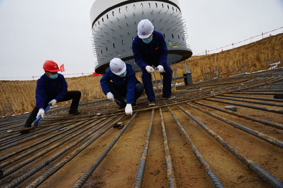 圖為山西電建的建設者正在施工，努力確保項目年內并網發電。
