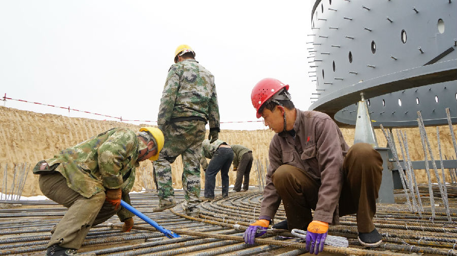 圖為山西電建的建設者正在施工，努力確保項目年內并網發電。
