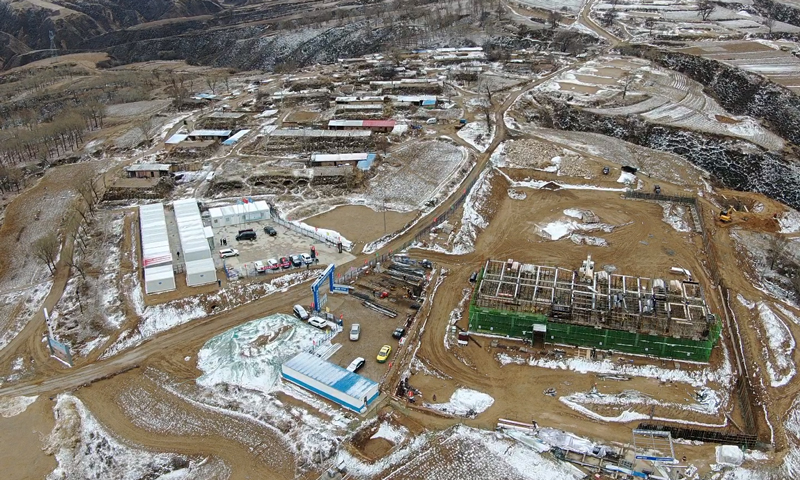 3月26日，在中國能建山西電建承建的五寨杏嶺子100兆瓦風電EPC項目現場，建設者克服項目邊界長、地形復雜的困難，在“倒春寒”的雨雪天氣中緊張施工，努力確保項目年內并網發電。