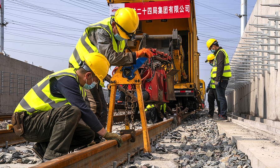 焊軌、磨軌、除銹、卸渣……近日，在國內首條具備最高等級全自動駕駛功能的軌道交通線——上海地鐵15號線，工人們正在有序施工。圖為上海地鐵15號線鋪軌B標工人師傅正在進行鋼軌起到對位作業。