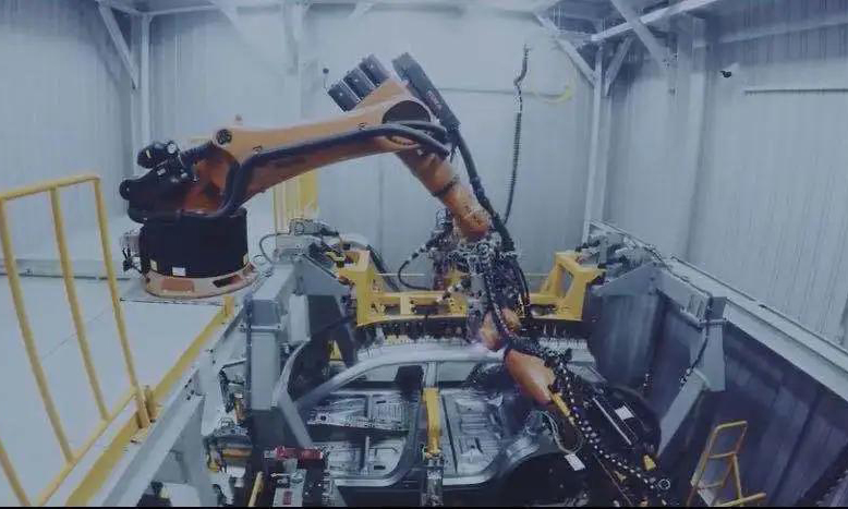 長安汽車渝北工廠焊接車間的一條生產線上就有近百臺機器人揮舞著手臂，將1000多個零部件逐一組裝成完整的車身。同樣年產40萬輛車身的機械化焊接車間需要2000人左右，但我們用了363臺機器人、自動化率達到73%，只需600人左右。