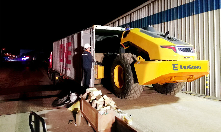  圖為近日，在江蘇無錫，柳工路面公司對防疫和生產經營實施“同布置、同落實、同檢查”，特別是針對追加的國際市場需求訂單快速響應，發車人員克服困難，連夜裝箱發往海外。