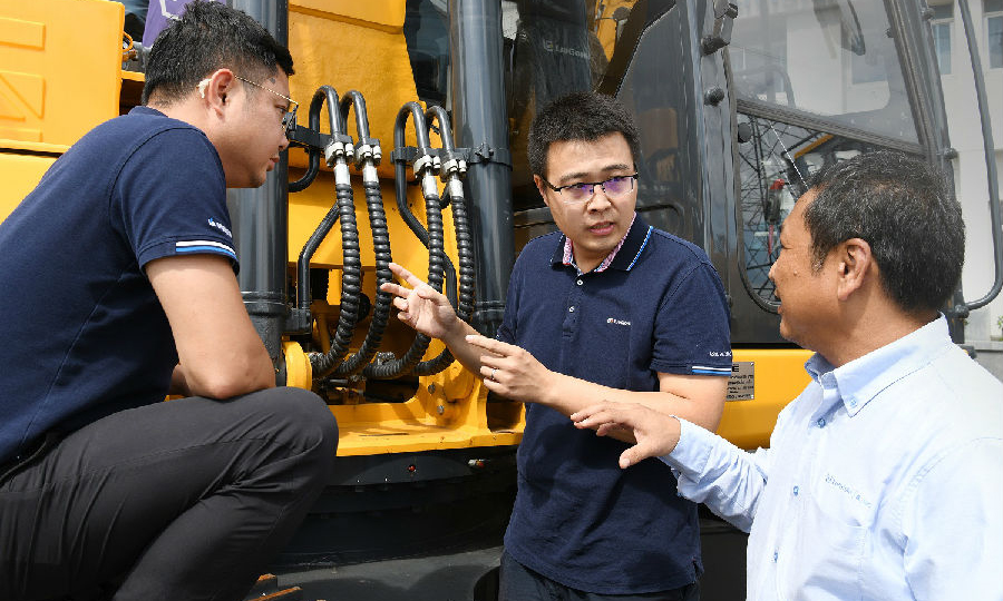 圖為近日，在泰國曼谷，柳工亞太公司銷售服務人員走訪泰國客戶。