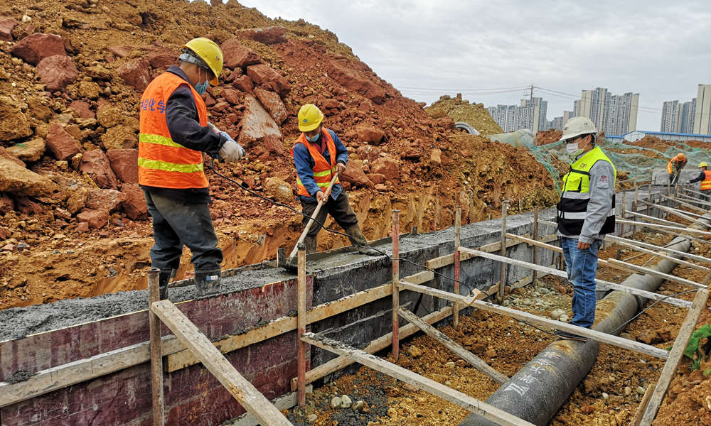 天府新區安置房周邊道路項目部多措并舉，著力提升項目復工“免疫力”，設置了2個體溫監測點，準備了1輛防疫專用車，建立了1間臨時隔離房，儲備了滿足復工人員1個月所需的防疫物資，開展了1次防疫知識培訓等，為項目全面復工創造了有利條件。截至2月28日，項目土方開挖完成57899m3，管道安裝工作完成925m，路基整形完成8300㎡，砂礫石基礎完成3440m3，級配碎石基礎完成5800㎡。圖為天府新區安置房周邊道路項目正在緊張施工。