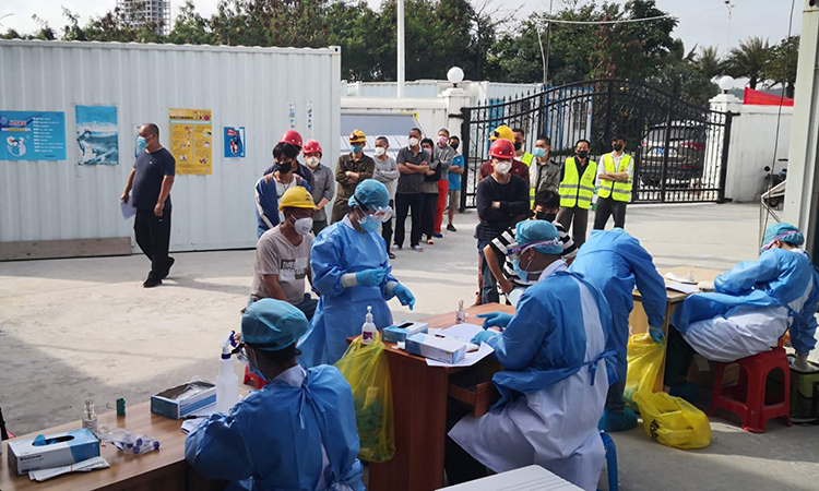 圖為復工前，工作人員有序進行核酸檢測。