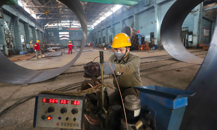 2月13日，廣西建工集團冶建公司壓力容器制造廠生產車間一派繁忙景象，工人在消毒過的車間安心工作，干勁十足。為保證自治區重點項目的順利推進，該廠在做好各種疫情防控措施后，于2月10日有序復工復產，目前有25人返崗進行生產經營工作。圖為施工現場。