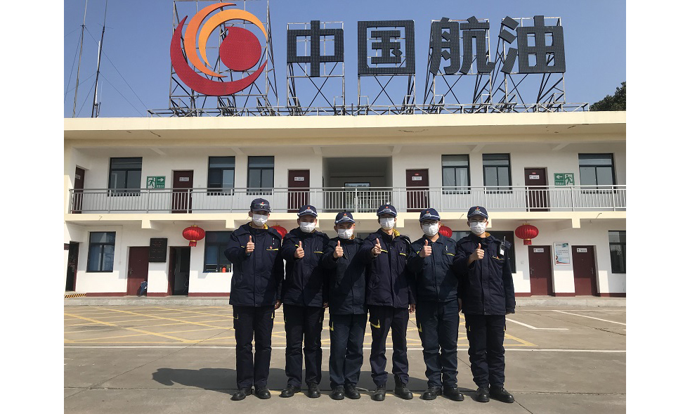 2020年2月8日農歷正月十五元宵節，中國航油湖北分公司武漢機場油庫由黨員、團員、青年組成的抗疫值守班組已在崗位上堅守了15天。“疫情不除、我們不退。戰疫必勝、武漢加油！”工作人員為自己也為大家點贊加油。圖為武漢機場油庫抗疫值守班組的元宵節。（李菁 攝）