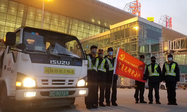 2月5日，根據當前疫情形勢，中國航油湖北分公司調整武漢航空加油站大值班，6名黨員和5名團員青年組成的11人突擊隊，固定駐扎武漢天河機場供油保障一線，確保空中生命大動脈的暢通。當日，武漢航空加油站共保障外航、貨運、醫療運輸飛機7架。圖為機坪上的“黨日”活動。（李可龍 攝）