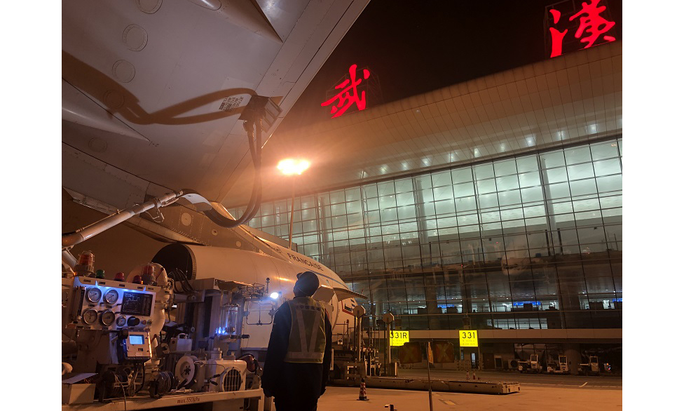 圖為１月30日農歷大年初六，武漢航空加油站啟明星班組的飛機加油員堅守崗位，為武漢加油。（今力 攝）