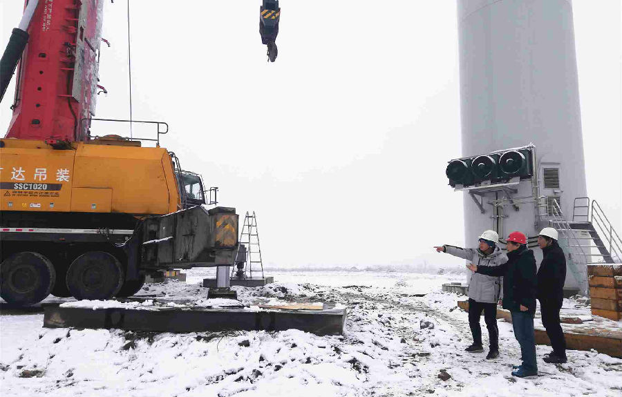 1月5日至6日，全國多地迎來降雪。航天科技干部職工頂風冒雪奮戰在科研生產一線，成為2020年開年的一道亮麗風景。圖為航天科技一院萬源國際工作人員正在勘察執行風力發電機組吊裝任務的吊車組裝情況。（蓋明君 攝）
