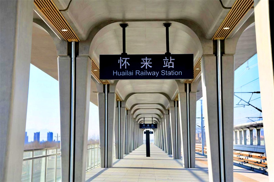 乘坐首趟列車的中國鐵建員工祖昕異常激動，不時和家鄉——張家口尚義縣的親朋通過視頻分享此刻的心情。“坐上自己親手建設的高鐵回家鄉，我無比自豪。”他對記者說，“我的家鄉是貧困地區，京張高鐵將為我們帶來更多發展機會，我和我的企業要修更多高鐵，讓更多人走出貧困。”圖為由中鐵建設承建的懷來站打造的全國首例雙柱多曲面不對稱懸挑式飾面級清水混凝土雨棚柱實景圖。