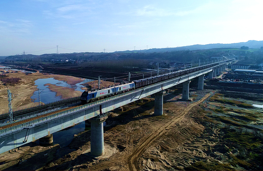 陽安鐵路二線又稱“陽安鐵路復線”，全長329.1公里，穿越秦巴山區、漢中盆地，是國家“十二五”規劃的重點項目，以貨運為主，兼顧客運，設計時速120公里。中鐵十四局承建陽安鐵路二線第四標段，全長23.31公里，鋪架251.44公里，橋隧比80%以上。圖為列車駛過中鐵十四局承建的洋縣漢江特大橋。（肖永順 攝）