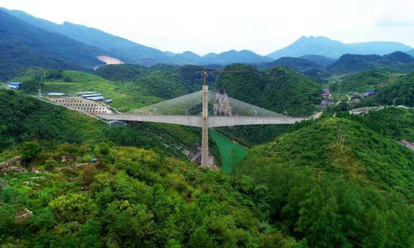 黔張常鐵路通車，將填補渝、鄂、湘3省市交界地區鐵路網的空白，推動精準扶貧和武陵山區經濟發展。圖為航拍中鐵十一局施工的黔張常鐵路長灣澧水大橋。（徐云華 攝）