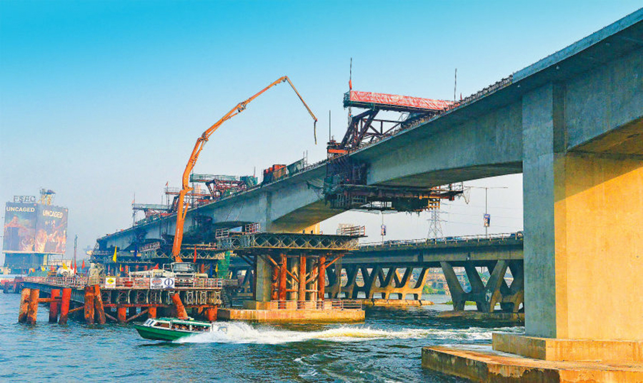 日前，由中國鐵建所屬中國土木承建的西非首座鐵路跨海橋——拉各斯輕軌跨海橋連續梁順利合龍。該橋是尼日利亞拉各斯輕軌全線技術難度最高、施工難度最大的工程，也是西非首座采用深水樁、大跨連續剛構梁掛籃施工的橋梁。圖為拉各斯輕軌跨海橋連續梁合龍現場。（楊鴻杰 攝）