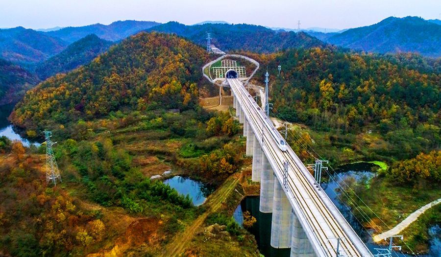 11月29日，連接“武漢城市圈”與“襄隨十城市群”的漢十高鐵開通運營。這條全長399公里、設計時速350公里的高鐵，一路經過武漢黃鶴樓、隨州炎帝神農故里、襄陽隆中、十堰丹江口水庫及武當山等風景名勝區，被譽為“湖北最美高鐵”。圖為漢十高鐵浪河特大橋。