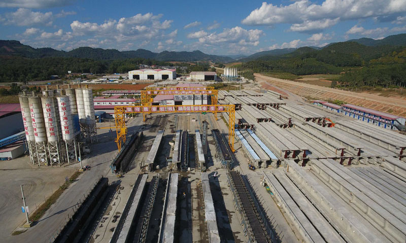 擔負中老國際鐵路通道重要組成部分玉（溪）磨（憨）鐵路景洪制梁場施工任務的中鐵上海局集團六公司，在保證安全和質量的前提下，加緊生產鐵路橋梁，目前施工進展順利。圖為11月19日無人機拍攝的玉磨鐵路景洪制梁場。（新華社記者 楊宗友 攝）