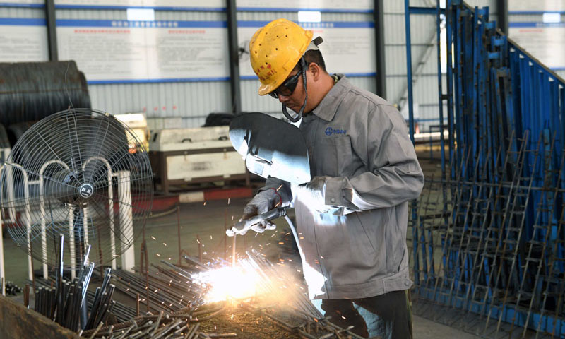 圖為11月19日，施工人員在玉磨鐵路景洪制梁場加工車間焊接鋼筋。（新華社記者 楊宗友 攝）