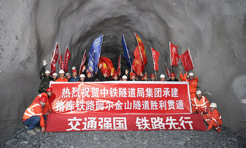 11月19日11時30分，隨著一聲爆破，格庫鐵路（青海格爾木—新疆庫爾勒）控制性工程、歷時約3年半建造的阿爾金山特長隧道正式貫通。圖為工作人員慶祝阿爾金山隧道貫通。。（新華社記者 宋彥樺 攝）