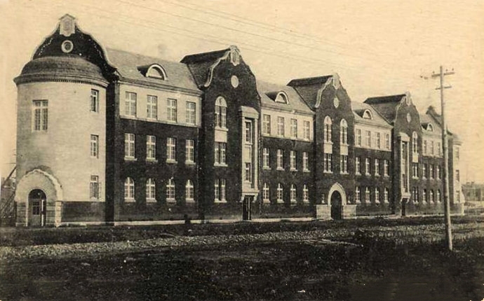 1948年2月，井井寮成為鞍山鋼鐵公司第一職工宿舍。圖為井井寮舊址。（資料照片）