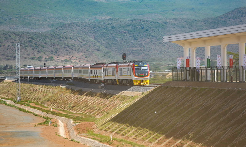 圖為10月16日，肯尼亞總統肯雅塔乘坐的列車駛入內羅畢-馬拉巴標軌鐵路（內馬鐵路）一期工程麥馬修火車站。（新華社記者 李琰 攝）