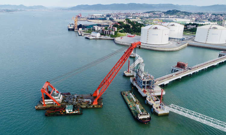 10月2日，中國海油所屬福建LNG卸料臂C臂順利完成了超級檢修后的首次卸料，為業內LNG接收站重大型設備的大修積累了寶貴的經驗。卸料臂超級大修作業包含現場新舊臂更換、新臂調試和舊臂在車間的全面維修維護兩大部分。福建LNG技術團隊緊抓吊裝時機，使作業無縫對接，比原計劃提前了一天完成。其中對卸料臂內臂液壓桿存在劃痕滲油的缺陷采取國內再噴涂的方案完成了修復，節約備件費用約20萬元。圖為卸料現場。