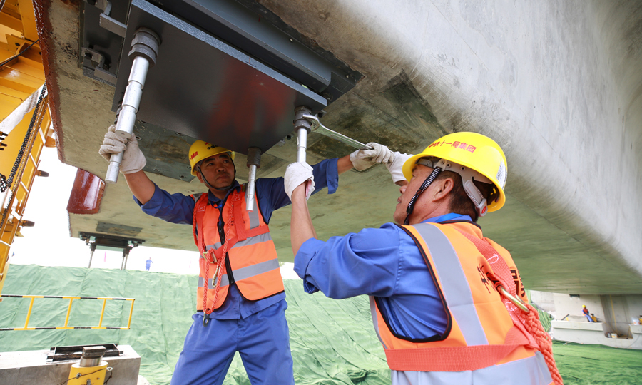 作為浙江省“一小時交通圈”和全省大通道建設的重點項目，杭紹臺高鐵連接了溫（州）臺（州）沿海城市群，是國家沿海鐵路快速客運通道的組成部分和長三角地區重要的高鐵新干線，預計2021年建成通車。圖為工人們正在安裝鐵路橋梁球形型支座錨桿。（彭特 攝）