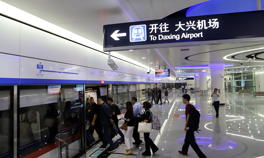 北京大興國際機場線起點草橋站是全國第一個可以值機、托運、安檢直通機場候機樓的車站，被稱為“新國門第一站”。圖為市民紛紛乘車體驗。（范成濤 攝）