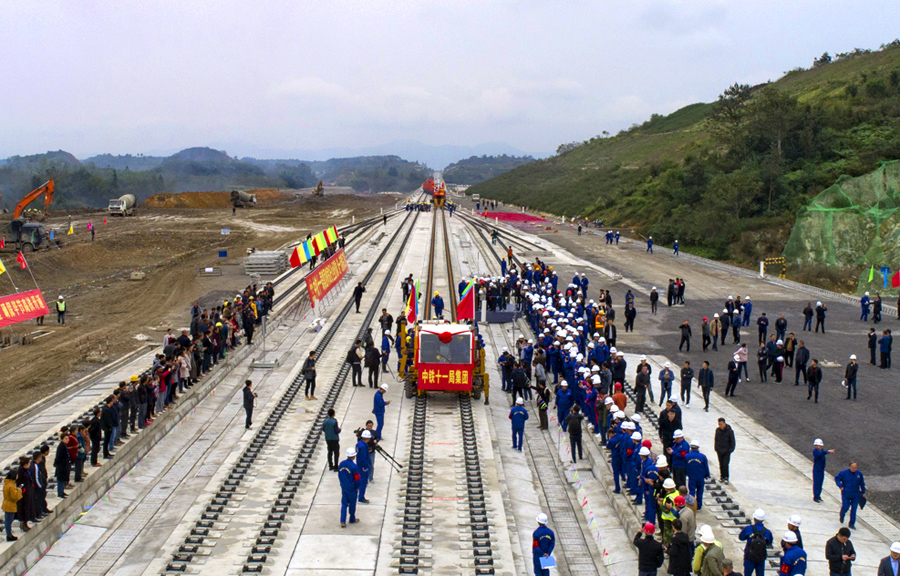 9月3日，隨著中國鐵建所屬中鐵十一局三公司建設者將最后一對500米長鋼軌順利鋪到成貴高鐵應山巖隧道接軌點，標志著成貴高鐵云貴段圓滿完成全線鋪軌任務，為年底開通運營奠定了堅實基礎。圖為成貴高鐵云貴段完成全線鋪軌。