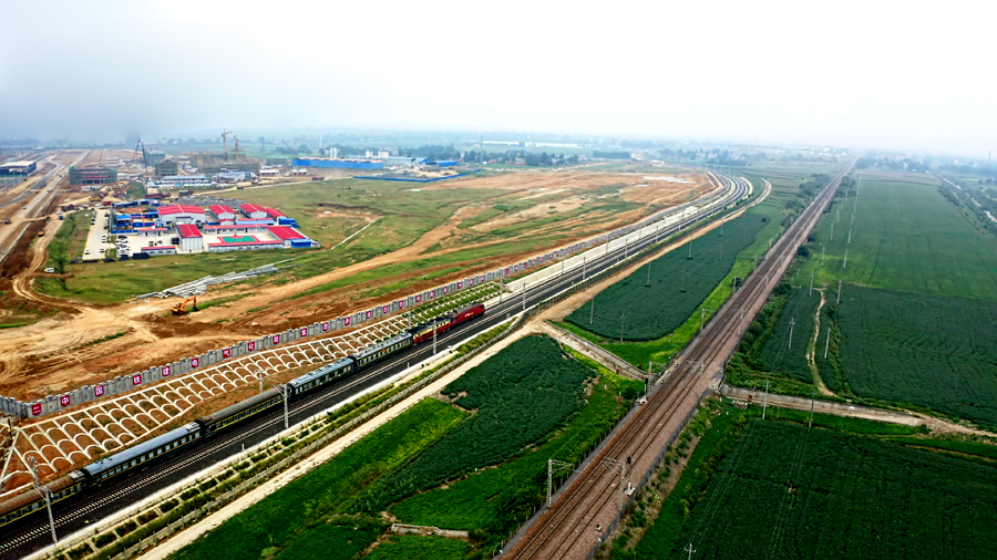 8月19日，隨著一列檢測車從湖北襄陽襄州北站緩緩駛出，世界一次建成里程最長的重載鐵路、國內規模最大的運煤專線浩吉鐵路（原蒙華鐵路）正式開始對軌道、通信、信號、接觸網等系統進行動態檢測。圖為動態檢測現場。