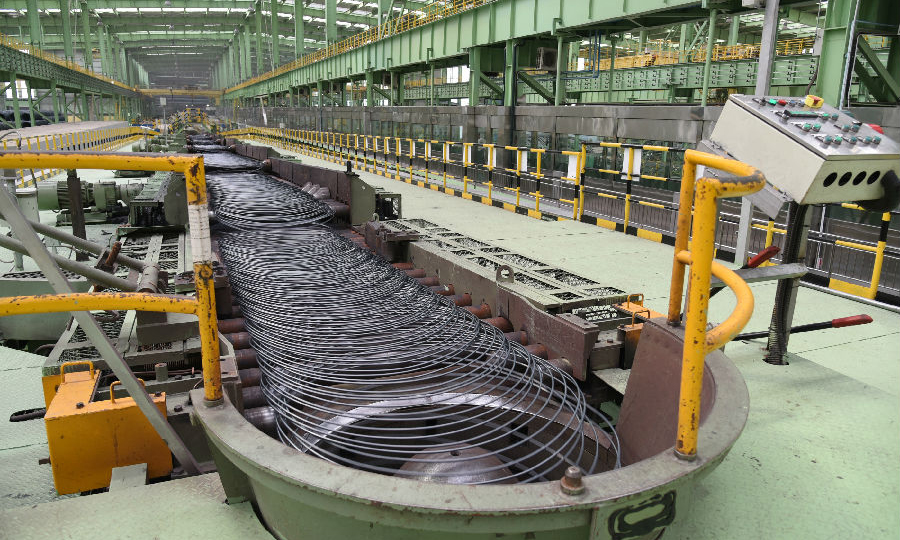 聯合鋼鐵項目主打產品為高碳鋼和H型鋼，年產量為350萬噸，項目填補了馬來西亞全流程鋼鐵產業的空白，為當地創造近4000個就業崗位。聯合鋼鐵產品已通過ISO國際質量體系認證，并先后獲得10多個國家的產品認證，產品銷往20多個國家，出口比例達70%。圖為聯合鋼鐵項軋鋼生產車間。