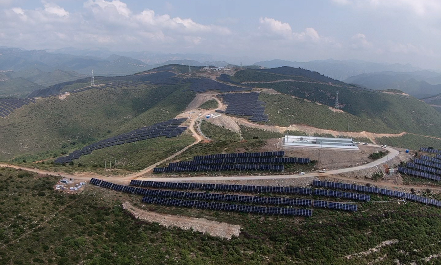 8月2日，在盛夏熾烈的陽光照耀下，中國能建所屬北方建投山西電建參建的山西長治光伏發電技術領跑基地黎城片區9號地塊上，一片片藍色的光伏板綿延伸展，順著“天下之脊”太行山的山勢連綿起伏，鋪展成藍色的海洋，與茂密的綠色林區交相輝映，成為三晉大地上的“太行藍海”。圖為8月2日，無人機航拍的山西長治光伏發電技術領跑基地。