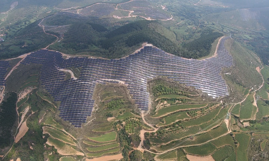 該基地為國家首批光伏發電技術領跑基地，也是山西省規模最大的光伏發電項目。山西電建協同參建黎城片區以來，充分發揮大型山地光伏項目施工經驗，克服雨多風大氣候惡劣等困難，采用樣板先行等組織措施，創新自制施工器具，高效實現并網發電目標。圖為8月2日，無人機航拍的山西長治光伏發電技術領跑基地。
