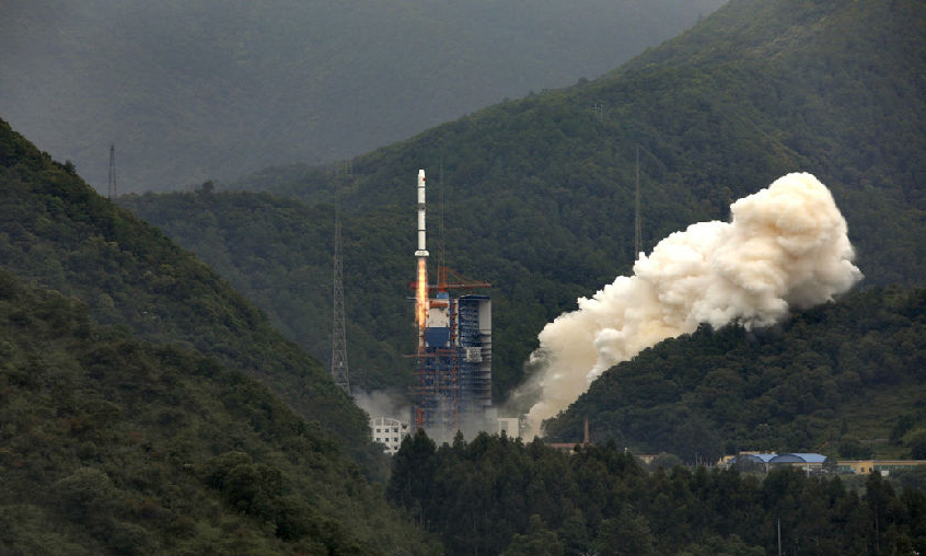 7月26日11點57分，我國在西昌衛星發射中心使用長征二號丙運載火箭，成功將遙感三十號05組3顆衛星送入預定軌道，發射取得圓滿成功。圖為長二丙火箭飛向太空。（石立群 攝）