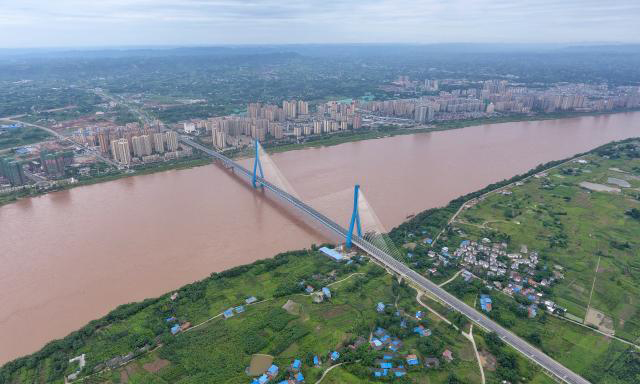 圖為7月23日，無人機拍攝的南溪仙源長江大橋。（新華社記者 劉坤 攝）