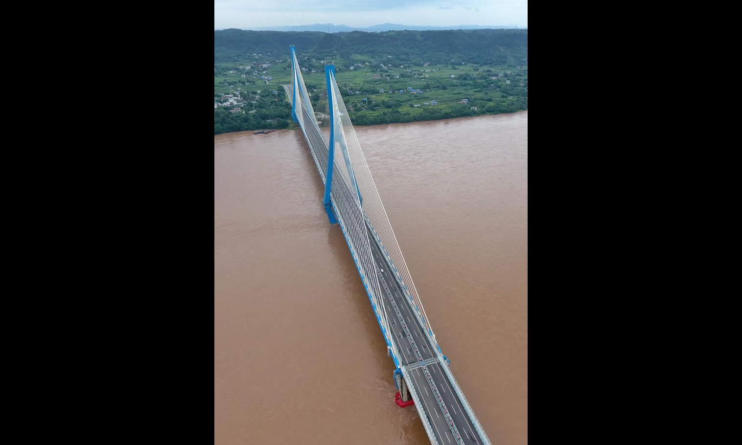 圖為7月23日，無人機拍攝的南溪仙源長江大橋。（新華社記者 劉坤 攝）