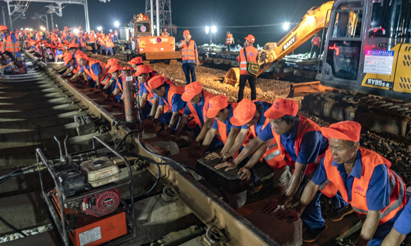 7月19日7時許，經過中鐵十一局及相關參建單位1000多名建設者連續8小時奮戰，昌贛高鐵引入南昌鐵路樞紐（向莆鐵路）下行線施工順利完成，昌贛高鐵正式接入“八縱八橫”國家高鐵網絡。圖為7月18日夜，中鐵十一局三公司職工在移走鋼軌，以便進行昌贛高鐵引入向莆鐵路施工。（新華社記者 杜華舉 攝）