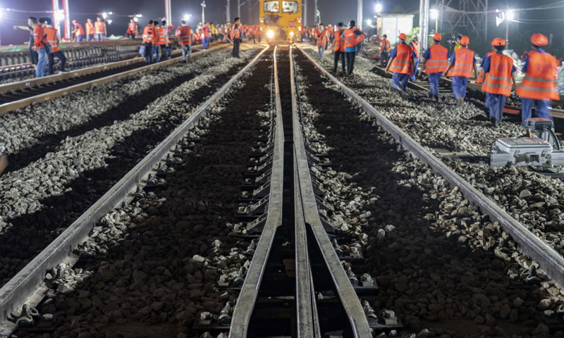 圖為7月19日凌晨，中鐵十一局三公司大型搗固車對新鋪設的道岔進行大機養護。（新華社記者 杜華舉 攝）