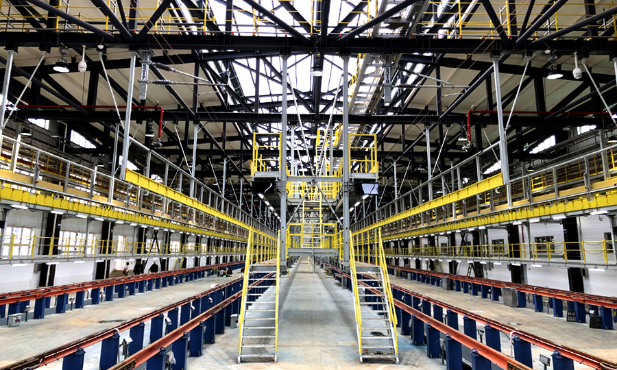 中國鐵建電氣化局北方公司昆明樞紐項目部承建的“四電”設備包括計算機聯鎖、列車運行控制、動車調度等系統的換裝，相當于給動車所置入一個全新的“大腦”。圖為昆明動車所檢修庫。（李波 攝）